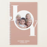 Agenda Rosa Personalizado de oro Foto 2023 Planner<br><div class="desc">Este moderno y elegante Planner 2023 presenta la palabra JOY en tipografía audaz sobre un fondo dorado rosa y rosa. Personalizable fácil con tu foto,  año y nombre.</div>