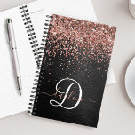 Agenda Rosa personalizado Purpurina de oro Monograma de e<br><div class="desc">Personalice fácilmente este elegante diseño de diseño de diseño con un purpurina brillante rosa de oro sobre un fondo metálico negro cepillado.</div>
