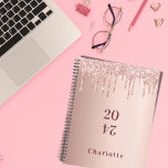 Agenda Rosa purpurina de color dorado gotea glamuroso 202<br><div class="desc">Un fondo falso de aspecto metálico de oro rosa con elegantes goteos en purpurina de oro rosa falso, pinturas de goteo. Plantilla de un año. Personalice y agregue un nombre. El nombre está escrito en oro rosa oscuro con un gran guión de estilo moderno con letras a mano. Perfecto para...</div>