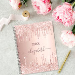 Agenda Rosa purpurina de oro gotea en monograma rosa 2023<br><div class="desc">Un rosa dorado fino fondo metálico con elegantes goteos en purpurina de oro rosa falso, pinturas de goteo. Personalice y agregue un nombre de año (cualquier año). El nombre está escrito en oro rosa oscuro con un gran guión de estilo moderno con letras a mano con toques. Perfecto para la...</div>