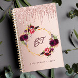 Agenda Rosa purpurina de oro monograma de burdeos florale<br><div class="desc">Un fondo dorado rosa con elegantes goteos en purpurina de oro rosa falso, pinta con goteo. Decorada con un marco geométrico de oro falso y flores de color burdeos y rosa. Personalice y agregue sus letras de monograma, iniciales y un texto, título. Perfecto para la escuela, el trabajo o la...</div>