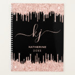 Agenda Rosa Purpurina de oro Perfora Salón de Belleza Mon<br><div class="desc">Girly, Elegante, Rosa de la luz del inglés Purpurina de oro Drips 2 Monograma Script personalizado nombre personalizado monogramado salón de belleza planificador. Con un moderno y lujoso marco de goteo de purpurina dorado en rosa rosa claro falso, un gran tipo de letra de guión en monograma con letras a...</div>