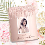 Agenda Rosa purpurina de oro personalizado rosa foto nomb<br><div class="desc">Un fondo dorado rosa con elegantes goteos en oro rosa falso y purpurina rosado, pinturas que gotean. Personaliza y agrega tu propia foto, nombre y un año. El nombre está escrito en oro rosa oscuro con un gran guión de estilo moderno con letras a mano con toques. Para que los...</div>