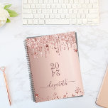 Agenda Rosa purpurina dorado estrellas rosa elegante 2024<br><div class="desc">Un falso fondo metálico de color dorado rosa con elegantes goteos en oro rosa y purpurina rosa, pinturas de goteo y estrellas. Plantilla de un año (boca abajo) Personalizar y agregar un nombre. El nombre está escrito en oro rosa oscuro con un gran guión de estilo moderno con letras a...</div>