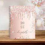 Agenda Rosa purpurina dorado rubor nombre monograma 2025<br><div class="desc">Un fondo dorado rosa con elegantes tonalidades de purpurina de color negro gotean, pintura goteando. Personalice y agregue un año (boca abajo) y agregue un nombre. El nombre está escrito en oro rosa oscuro con un gran guión de estilo moderno con letras a mano con toques. Perfecto para la escuela,...</div>