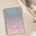 Agenda Rosa Purpurina plateado dorado Sparkle Monograma a<br><div class="desc">Este diseño fue creado a través del arte digital. Puede ser personalizado en el área proporcionada o personalizándolo eligiendo la opción de pulsar para personalizar y cambiando el nombre, iniciales o palabras. También puede cambiar el color y estilo del texto o eliminar el texto para un diseño de sólo imagen....</div>