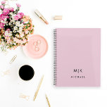 Agenda Rosa y negro | Monograma moderno<br><div class="desc">Este moderno diseño de planificación presenta un fondo rosado,  con sus iniciales en negrita en texto negro para un aspecto sencillo y moda.</div>