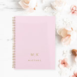 Agenda Rosa y oro de Rubor | Monograma moderno<br><div class="desc">Este moderno diseño de planificación presenta un fondo rosa rubor,  con sus iniciales en un texto en negrita de color dorado para un aspecto sencillo y moda.</div>