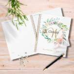 Agenda Rosas Floral Gold Script Monograma 2023 Planner<br><div class="desc">Bonito monogram 2023 planner,  con un hermoso nombre de guión con una inicial de oro de cortesía enmarcada por una delicada garland de rosa floral de acuarela. Personaliza para crear un regalo especial de mantenimiento para el tesoro! Diseñado por Thisisnotme©</div>