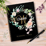 Agenda Rosas Floral Script Monograma Black Gold 2023<br><div class="desc">Bonito monogram 2023 planner,  con un hermoso nombre de escritura blanca con una inicial de oro de cortesía enmarcada por una delicada garland de rosa floral de acuarela sobre un fondo negro. Diseñado por Thisisnotme©</div>