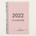 Agenda Rubor 2022 Pink Girly Script Monograma Nombre mode<br><div class="desc">2022 Rubor Pink Monogram Agregue su propio nombre de script 2022 Calendar Boda Event Planner. Esto hace que el dulce perfecto cumpleaños 16,  boda,  ducha de novia,  aniversario,  ducha de bebé o fiesta de soltera sea regalo para alguien que ama el lujo glam y los estilos de moda.</div>