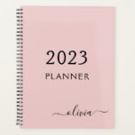 Agenda Rubor 2022 Pink Girly Script Monograma Nombre mode<br><div class="desc">2022 Rubor Dusty Pink Monograma Añadir su propio Nombre de Script 2021 Calendar Boda Event Planner. Esto hace que el dulce perfecto cumpleaños 16,  boda,  ducha de novia,  aniversario,  ducha de bebé o fiesta de soltera sea regalo para alguien que ama el lujo glam y los estilos de moda.</div>