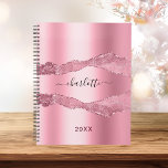 Agenda Rubor color rosa de mármol ágate metalizado nombre<br><div class="desc">Rubor rosa metalizado y agate,  impresión de piedra de mármol como fondo. Personaliza y agrega tu nombre. El nombre está escrito con una escritura de estilo con letras a mano moderna.</div>