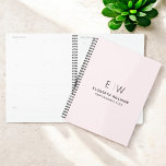 Agenda Rubor Pink Monograma Inicial<br><div class="desc">Manténgase organizado con estilo con este planificador profesional de portátiles. Con un diseño limpio y minimalista y un audaz monograma en la portada, este portátil es perfecto para profesionales, estudiantes o cualquier persona que valore el papel personalizado. Sus páginas de alta calidad son ideales para anotar notas, ideas o listas...</div>