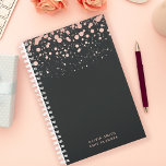 Agenda Rubor y negro personalizados<br><div class="desc">Desate tu creatividad con este planificador personalizado con un cautivador golpe de pintura rosada en un elegante fondo negro. El diseño artístico inspira autoexpresión mientras que la opción de personalizable añade un toque personal. Perfecto para el individuo moderno que aprecia una mezcla de elegancia y audacia. Organice sus pensamientos, objetivos...</div>