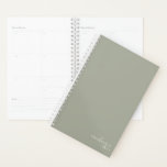 Agenda Sage Green Elegant Simple Minimalista Personalizad<br><div class="desc">Sage Green Elegant Simple Minimalista portátil personalizado con su nombre y año en escritura moderna. Nuestro planificador está aquí para ayudarle a alcanzar sus objetivos. Proporciona una forma de estar organizado y reflexionar sobre tu vida. Con un diseño sencillo y sin fecha, se puede usar este planificador para cualquier ocasión:...</div>