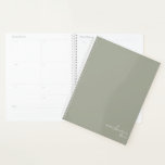 Agenda Sage Green Elegant Simple Minimalista Personalizad<br><div class="desc">Sage Green Elegant Simple Minimalista portátil personalizado con su nombre y año en escritura moderna. Nuestro planificador está aquí para ayudarle a alcanzar sus objetivos. Proporciona una forma de estar organizado y reflexionar sobre tu vida. Con un diseño sencillo y sin fecha, se puede usar este planificador para cualquier ocasión:...</div>
