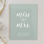 Agenda Sage Green Miss a la Sra. Wedding Planner<br><div class="desc">Un cuaderno para planificadores de bodas diseñado por un personalizado que presenta el diseño de escritura moderna a mano "Miss to Mrs" sobre fondo verde sabio.</div>
