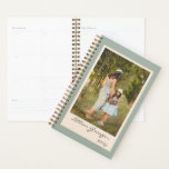 Agenda Sage Sage Sage Green Simple Personalized Photo 202<br><div class="desc">Manténgase organizado con estilo con este sencillo y elegante planificador sin fecha en un verde sabio del desierto. Perfecto para planificar sus días, semanas y meses, este versátil planificador cuenta con espacio para su foto favorita y puede ser personalizado con su nombre para un toque único. El formato sin fecha...</div>