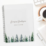 Agenda Selva acuarela de pino en gris 2024<br><div class="desc">Planner de espiral diseñado por personalizados con diseño de pinos acuarelas con nombre personalizado y texto sobre fondo de color gris claro.</div>