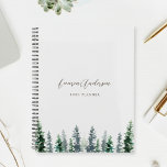 Agenda Selva acuarela de pino en gris 2024<br><div class="desc">Planner de espiral diseñado por personalizados con diseño de pinos acuarelas con nombre personalizado y texto sobre fondo de color gris claro.</div>
