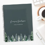 Agenda Selva acuarela de pino en sabio oscuro 2024<br><div class="desc">Planner de espiral diseñado por personalizados con diseño de pinos acuarelas con nombre personalizado y texto sobre fondo de color de sabio oscuro.</div>