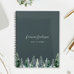 Agenda Selva acuarela de pino en sabio oscuro 2024<br><div class="desc">Planner de espiral diseñado por personalizados con diseño de pinos acuarelas con nombre personalizado y texto sobre fondo de color de sabio oscuro.</div>