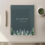 Agenda Selva acuarela de pino en sabio oscuro 2024<br><div class="desc">Planner de espiral diseñado por personalizados con diseño de pinos acuarelas con nombre personalizado y texto sobre fondo de color de sabio oscuro.</div>