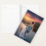 Agenda Semana diaria moderna anual | Añadir tu foto<br><div class="desc">Moderno y encantador planificador diario personalizado / calendario .  Personalizar al agregar tu foto,  imagen,  imagen con la opción de añadir nombre o mensaje.  Perfecto para la escuela,  los negocios o lo personal.</div>