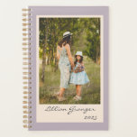 Agenda Sencilla y elegante Lilac Amueblado Foto personali<br><div class="desc">Planifique sus días, semanas y meses con facilidad utilizando este sencillo y elegante planificador sin fecha en un suave color lila del desierto. Con espacio para tu foto favorita y personalizado con tu nombre, este planificador le aporta un toque personal a tu organización. Su formato flexible sin fecha permite comenzar...</div>