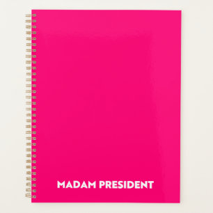 Agenda Señora Presidenta, la tipografía minimalista rosa