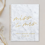 Agenda Señorita Marble con guión dorado para la Boda de n<br><div class="desc">Un cuaderno de planeamiento nupcial de bodas diseñado por un personalizado que incluye el diseño moderno de caligrafía "Miss a la Sra." sobre fondo de mármol gris.</div>