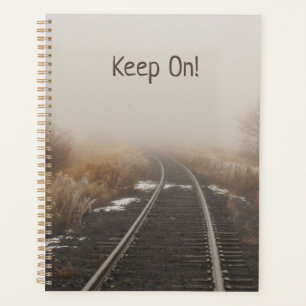 Agenda ¡Sigue! Tren pistas en Foggy Woods Photo