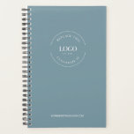 Agenda Sitio web de logotipo Personalizado moderno polvor<br><div class="desc">Elevar la organización y el estilo con nuestro sitio web de logotipo Personalizado moderno polvoriento con marca azul Planner: un regalo distintivo para cada ocasión! Presentamos nuestro impecable sitio web de logotipos de Personalizados modernos y polvorientos Blue Branded Planner, encarnación de la funcionalidad y la sofisticación. Diseñado para ofrecer a...</div>