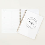 Agenda sitio web del logotipo empresarial simple de perso<br><div class="desc">Organice el año con este planificador corporativo personalizado que incluye su logo comercial y su sitio web para un toque profesional. Diseñado para una fácil personalización, este planificador es perfecto para promocionar su marca mientras mantiene la información esencial organizada. Ideal para regalos corporativos, artículos esenciales para la oficina, o para...</div>