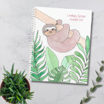 Agenda Sloth personalizado<br><div class="desc">Este bonito Planner está decorado con una acuarela de un perezoso sonriente colgando de una rama con hojas tropicales. En la parte de atrás, dice Sloth Life y puedes cambiar estas palabras si lo deseas. Personalizable fácil. Utilice la opción Herramienta de diseño para cambiar el tamaño, estilo y color del...</div>