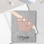 Agenda Sloth Rosa Purpurina Gold Silver personalizado<br><div class="desc">Este planificador está decorado con un lindo dibujo de un purpurina rosa rubor sonriendo,  bebé perezoso colgando de una rama sobre un fondo purpurina plateado. Puede personalizar este planificador con su nombre y año. Dibujo original © Michele Davies.</div>