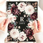 Agenda Sofisticado Monograma floral oscuro Moody<br><div class="desc">Este elegante diseño presenta una sofisticada corona floral con ricas flores en tonos burdeos, ruidosos y crema, acentuada por una suave vegetación y bayas. El oscuro fondo negro realza la belleza intemporal del lugar, mientras que el monograma del personalizable y el año le dan un toque personal. Perfecto para profesionales,...</div>