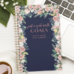 Agenda Solo un Chica con objetivos florales personalizado<br><div class="desc">Escaso planificador de citas motivacionales para mujeres. Tipografía de escritura con letras de pincel que dice "Sólo un chica con goles". Rodeado de flores acuáticas sobre un fondo azul marino. Personalice este diseño personalizado con su propio nombre,  texto y año.</div>