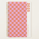 Agenda Tablero de ajedrez retro Naranja rosa personalizad<br><div class="desc">Prepárate para un año organizado con estilo con este planificador de tablero de ajedrez rosa y naranja 2025 personalizado. El vibrante patrón de tablero de ajedrez en negrita rosa y naranja añade un toque divertido y vintage que es perfecto para mantener sus días brillantes y emocionantes. Personalizar con tu nombre...</div>