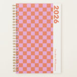 Agenda Tablero de ajedrez retro Naranja rosa personalizad<br><div class="desc">Prepárate para un año organizado con estilo con este planificador de tablero de ajedrez rosa y naranja 2025 personalizado. El vibrante patrón de tablero de ajedrez en negrita rosa y naranja añade un toque divertido y vintage que es perfecto para mantener sus días brillantes y emocionantes. Personalizar con tu nombre...</div>