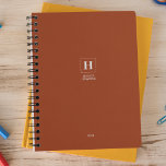 Agenda Terracotta Classic Monograma Personal Weekly<br><div class="desc">Planner anual simple de papel personal con un monograma clásico en un borde cuadrado. Planificador anual (12 meses) con visión general mensual abierta y hojas de planificación semanales. Contacte para obtener ayuda en la personalización.</div>