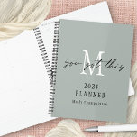 Agenda Tiene Este Salto De Nombre Inicial Del Monograma 2<br><div class="desc">Tienes Este Guión 2024 Monograma Nombre Inicial. Manténgase organizado para el año siguiente con este diseño inspirador con una cita motivadora, You Got This, en un guión conjunto informal colocado sobre su inicial en blanco sobre un fondo verde sabio. Personaliza con el año y tu nombre. Un verde sabio a...</div>