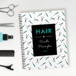 Agenda Tijeras Verde azuladas blancas y estilista del pel<br><div class="desc">Planner espiral o libro de citas en negro,  blanco y turquesa con un patrón de tijeras y peines contra un fondo blanco. Pasa el pelo y añade tu nombre y el año,  en color turquesa y blanco.</div>