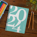 Agenda Tipografía azul verde azulada 2024<br><div class="desc">Planner anual minimalista con un fondo azul verde azulado,  el año "2024" en un diseño de fuente serif grande,  y tu nombre.</div>