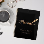 Agenda Tipografía de estudio de la escuela de oro de rosa<br><div class="desc">Fondo negro de moda,  decorado con una pluma de plumas. Personalice y agregue un nombre y un año. Texto dorado: Planificador</div>