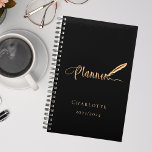 Agenda Tipografía de oro de rosa negro 2025<br><div class="desc">Fondo negro de moda,  decorado con una pluma de plumas. Personalice y agregue un nombre y un año. Texto dorado: Planificador</div>