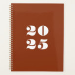 Agenda Tipografía elegante del año personalizado de terra<br><div class="desc">Terracota minimalista y blanco moderno audaz tipografía elegante números personalizado año Planner. texto blanco personalizado,  números,  fondo plano plano de terracota. Puede personalizarlo con sus iniciales,  monograma,  año,  etc. o simplemente borrar el texto,  y dejar el color negro plano sólido.</div>