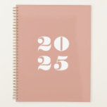 Agenda Tipografía elegante del año personalizado rosa pol<br><div class="desc">Minimalista polvoriento rosa y blanco moderno audaz números elegantes de tipografía año personalizado Planner. texto blanco personalizado,  números,  fondo liso sólido rosado polvoriento. Puede personalizarlo con sus iniciales,  monograma,  año,  etc. o simplemente borrar el texto,  y dejar el color negro plano sólido.</div>