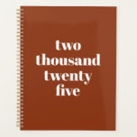 Agenda Tipografía moderna terracota año personalizado tex<br><div class="desc">Minimalista terracota y blanco moderno personalizado de tipografía año,  texto Planner. Personalizable completo blanco elegante serif texto,  terracota fondo liso y sólido. Puede personalizarlo con su nombre,  iniciales,  monograma,  año,  etc o simplemente borrar el texto,  y dejar el color negro plano sólido.</div>